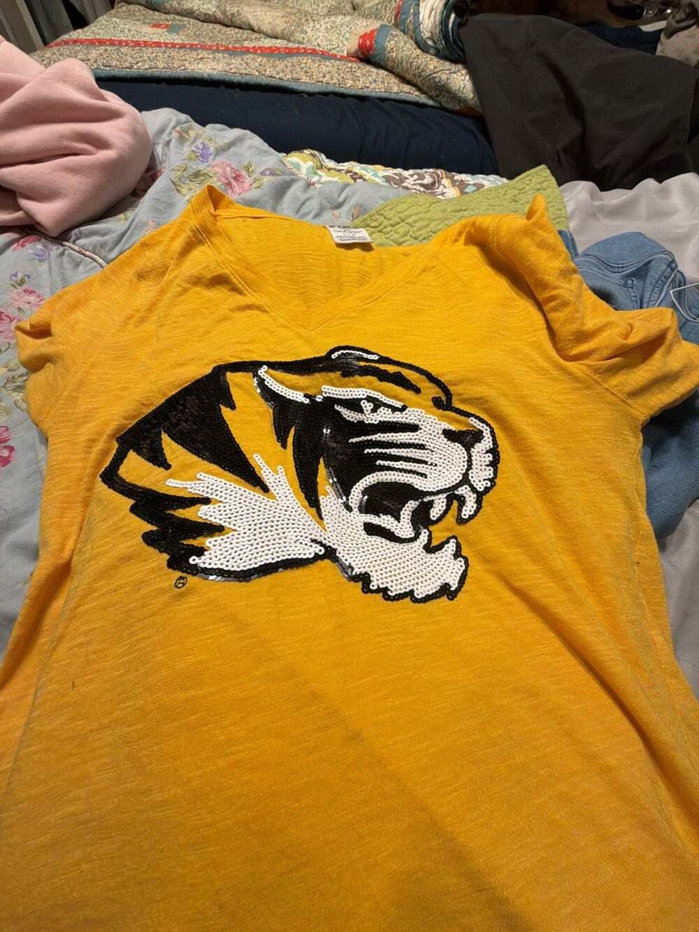 PINK Victoria's Secret Missouri Tigers Sequin V-Neck T-Shirt Size Large